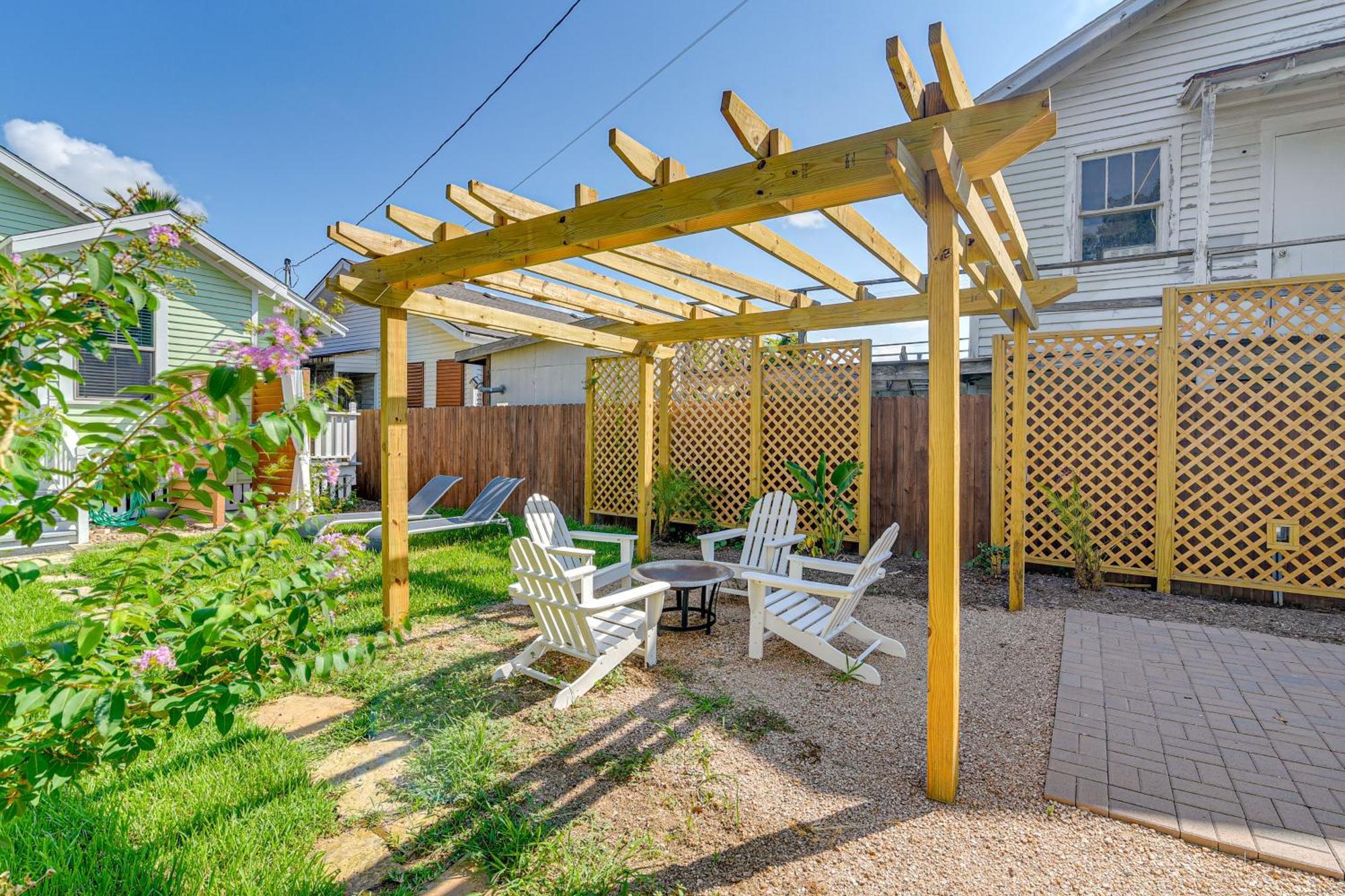 Walk To Galveston Beach Texas Home With Fenced Yard Exterior photo