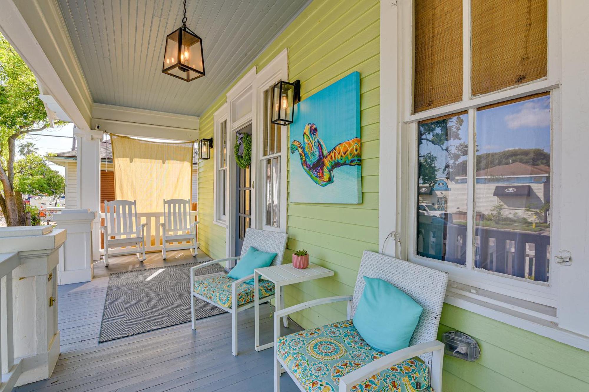 Walk To Galveston Beach Texas Home With Fenced Yard Exterior photo