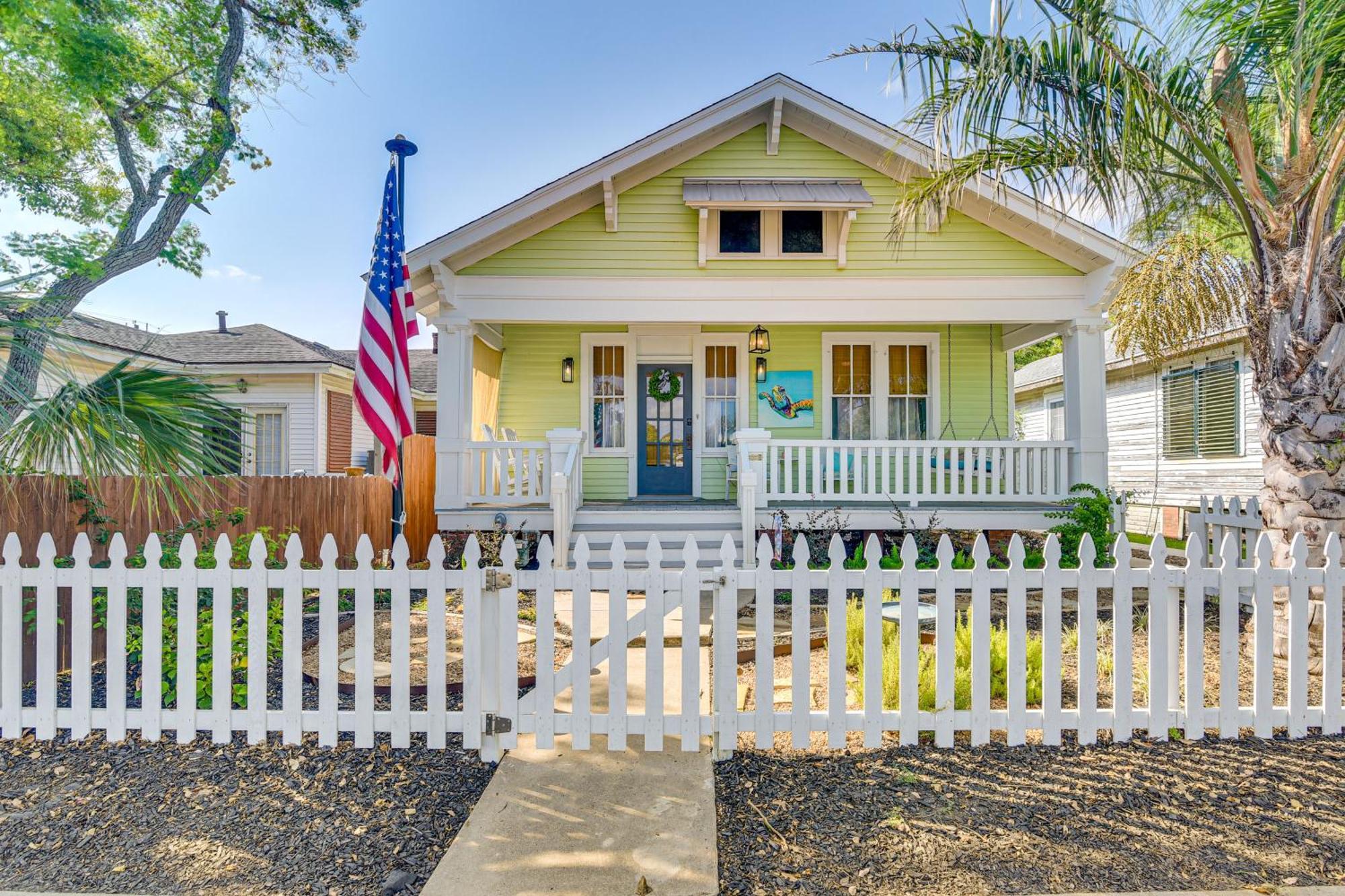 Walk To Galveston Beach Texas Home With Fenced Yard Exterior photo