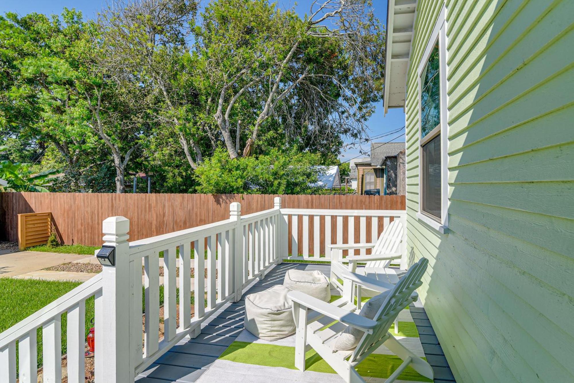 Walk To Galveston Beach Texas Home With Fenced Yard Exterior photo