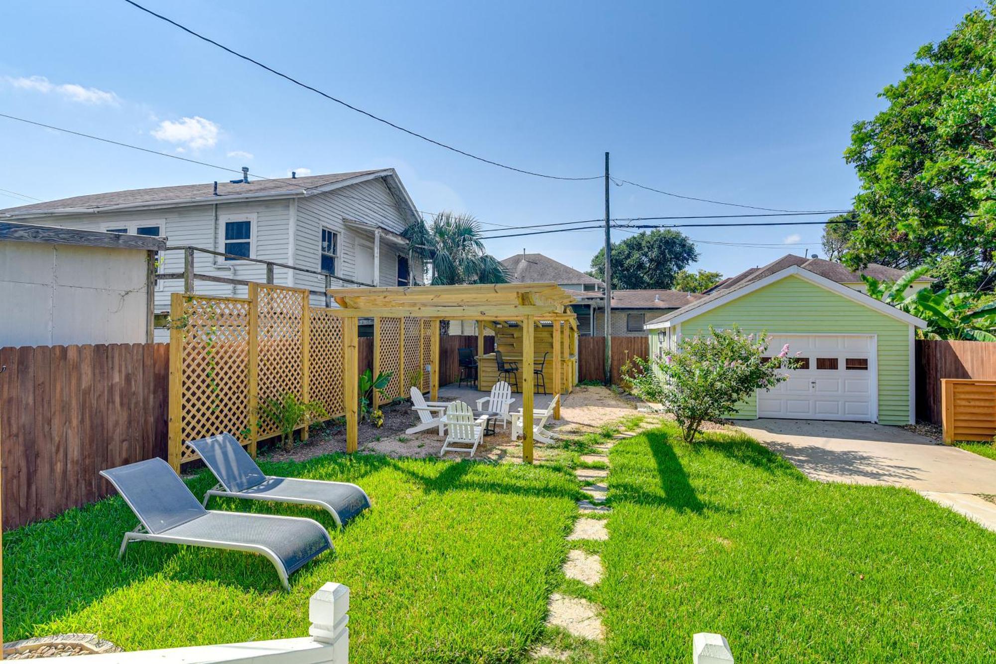 Walk To Galveston Beach Texas Home With Fenced Yard Exterior photo