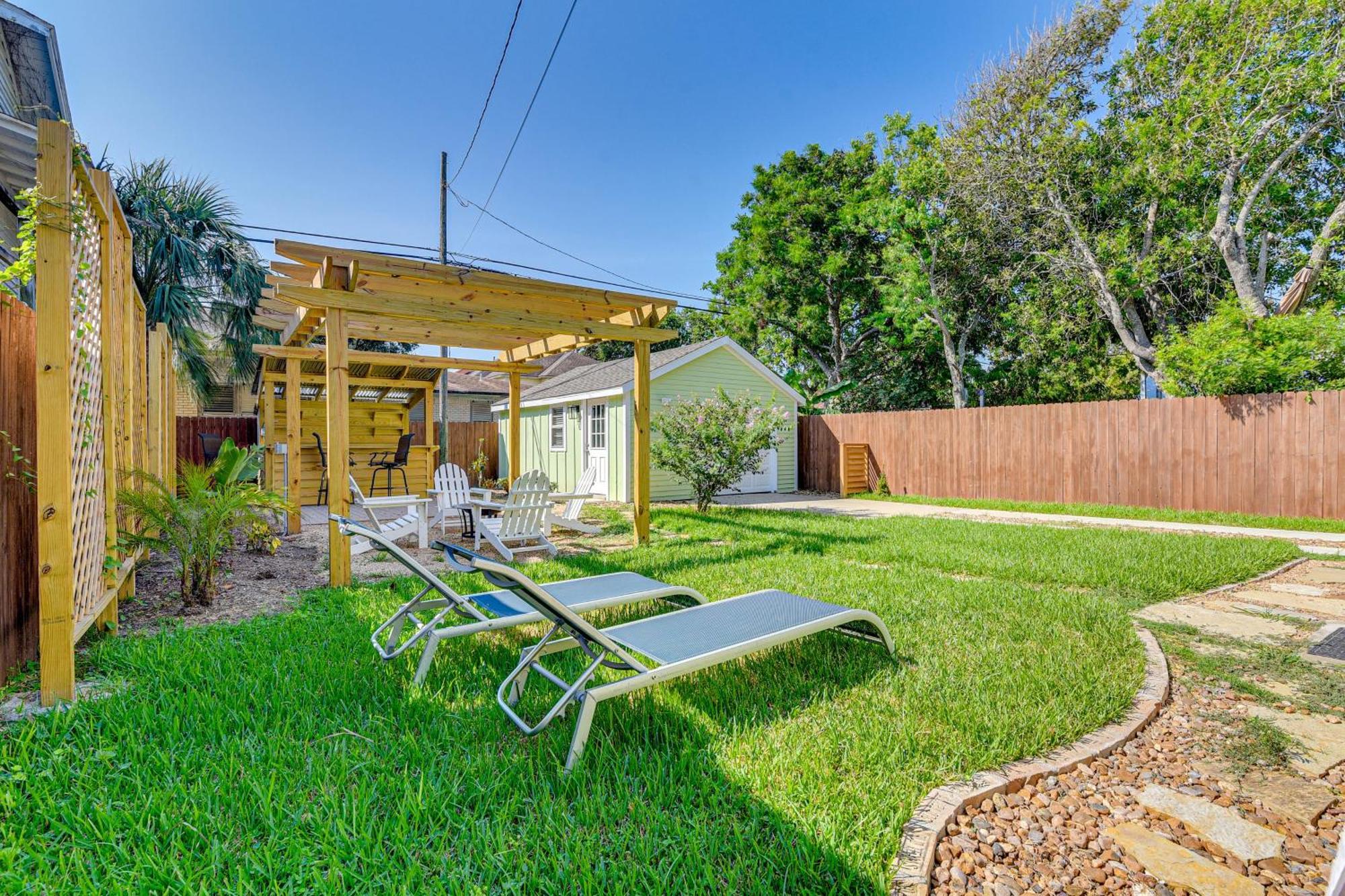 Walk To Galveston Beach Texas Home With Fenced Yard Exterior photo