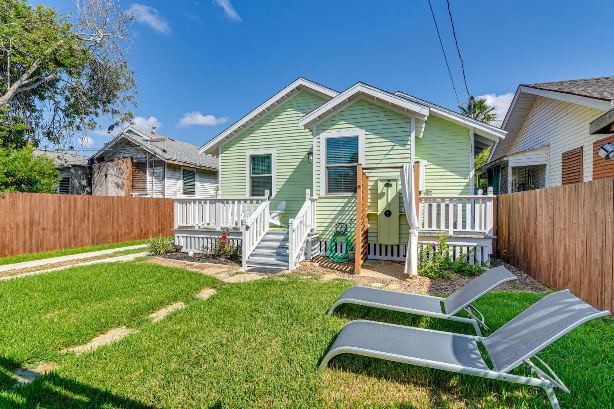 Walk To Galveston Beach Texas Home With Fenced Yard Exterior photo